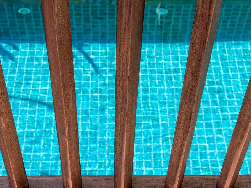 abords de piscine - sécurité - barrières